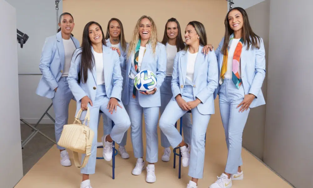 Jogadoras da seleção brasileira de futebol feminino pousam com terno após parceria de alfaiataria da CBF com a Animale