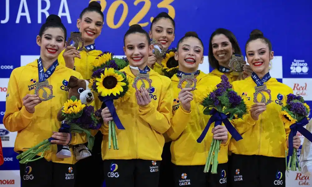 Conjunto do Brasil posa para foto no pódio