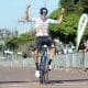 Na imagem, Caio Godoy comemorando em cima de sua bicicleta na linha de chegada.