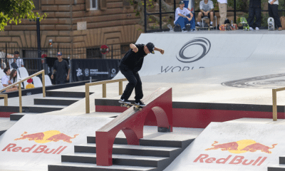 Carlos Ribeiro em ação no Pro Tour de Roma de skate street, junto com Kelvin Hoefler