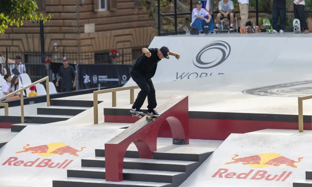 Carlos Ribeiro em ação no Pro Tour de Roma de skate street, junto com Kelvin Hoefler