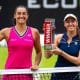 Caroline Garcia e Luisa Stefani com troféus do WTA 500 de Berlim