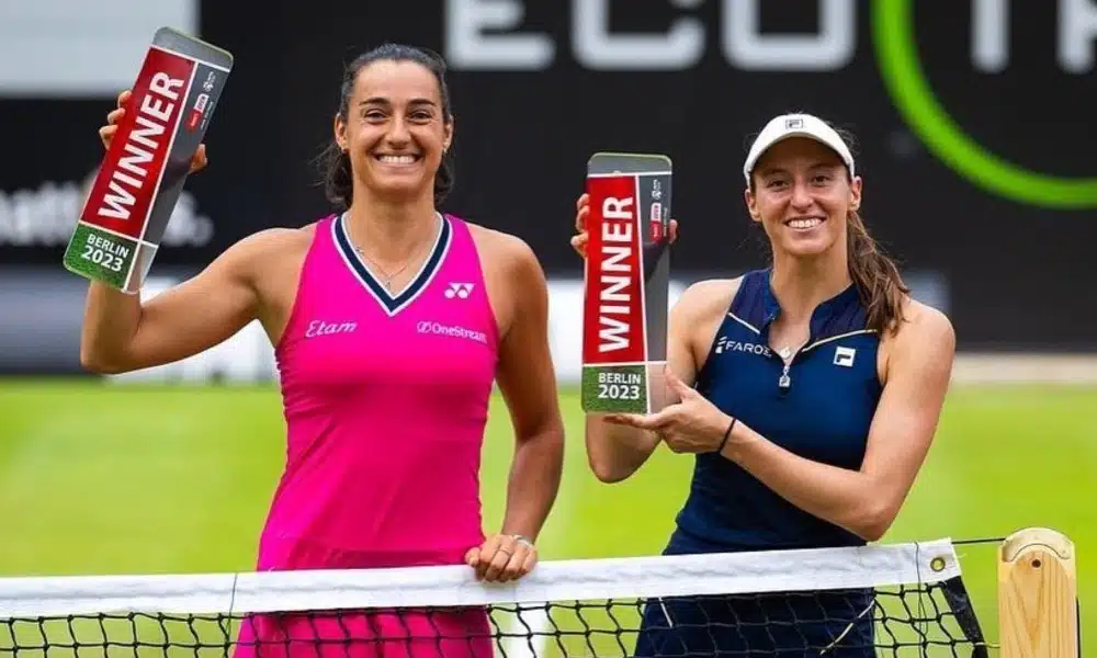 Caroline Garcia e Luisa Stefani com troféus do WTA 500 de Berlim