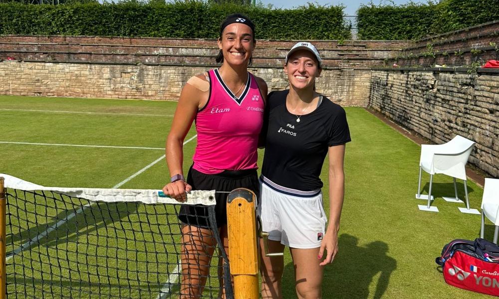 Caroline Garcia e Luisa Stefani posam para foto após treino para o WTA 500 de Berlim