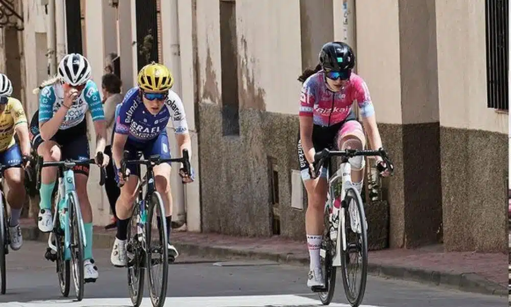 A ciclista brasileira Ana Vitória Magalhães em ação na Europa (Divulgação/Naike Ereñozaga)