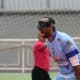 Foto fechada em meio corpo de Marcelo, que veste uniforme todo azul claro da Adef e está gritando na comemoração da vitória por pênaltis na semifinal (Renan Cacioli/CBDV)