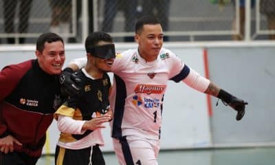 Autor do gol do título, Leandro corre sorrindo e abraçado pelo chamador Guilherme, à esquerda, e pelo goleiro Yuri, à direita (Foto: Renan Cacioli/ CBDV)