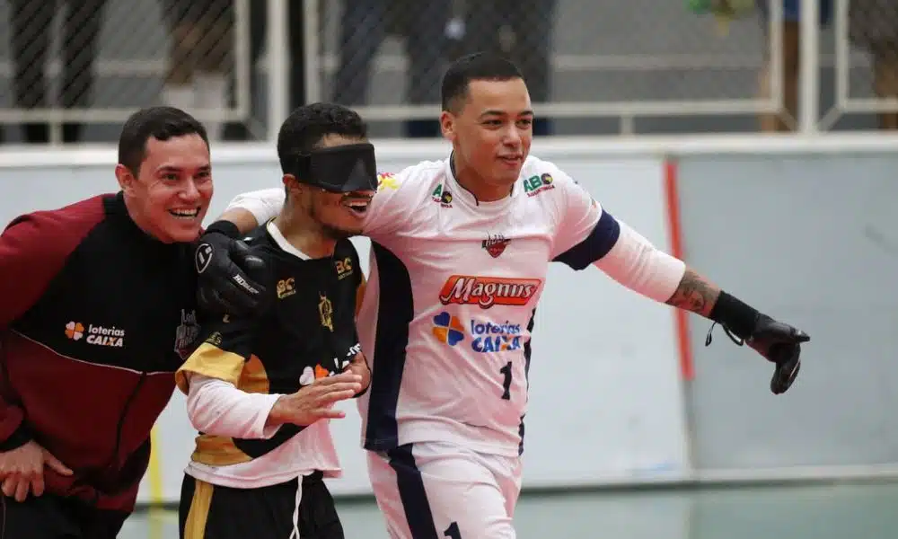 Autor do gol do título, Leandro corre sorrindo e abraçado pelo chamador Guilherme, à esquerda, e pelo goleiro Yuri, à direita (Foto: Renan Cacioli/ CBDV)