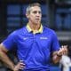 Treinador José Neto em ação no comando da seleção brasileira feminina (Divulgação/CBB)