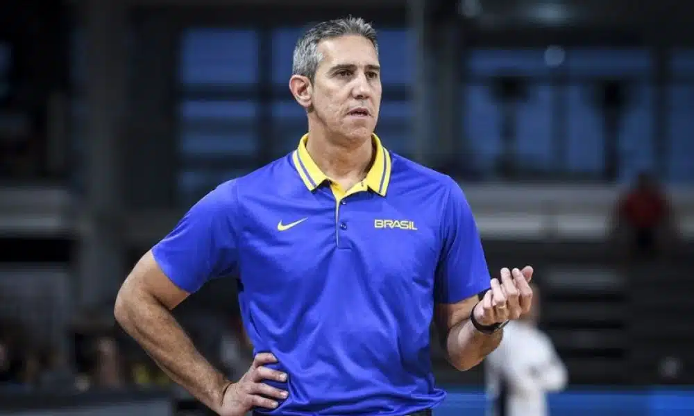 Treinador José Neto em ação no comando da seleção brasileira feminina (Divulgação/CBB)