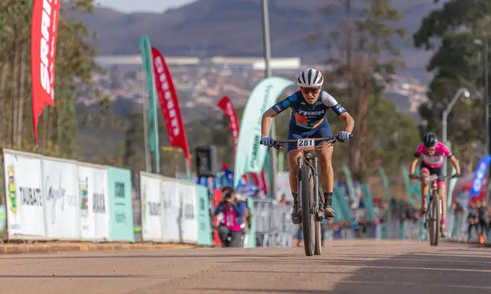 Gabriela Ferolla nos metros finais, antes da vitória (Foto: Ultrafotos/CIMTB)