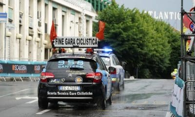 Equipe de segurança do Giro d'Italia Donne fazendo a análise do percurso, que sofreu com muita chuva (Divulgação/Giro d'Italia Donne)
