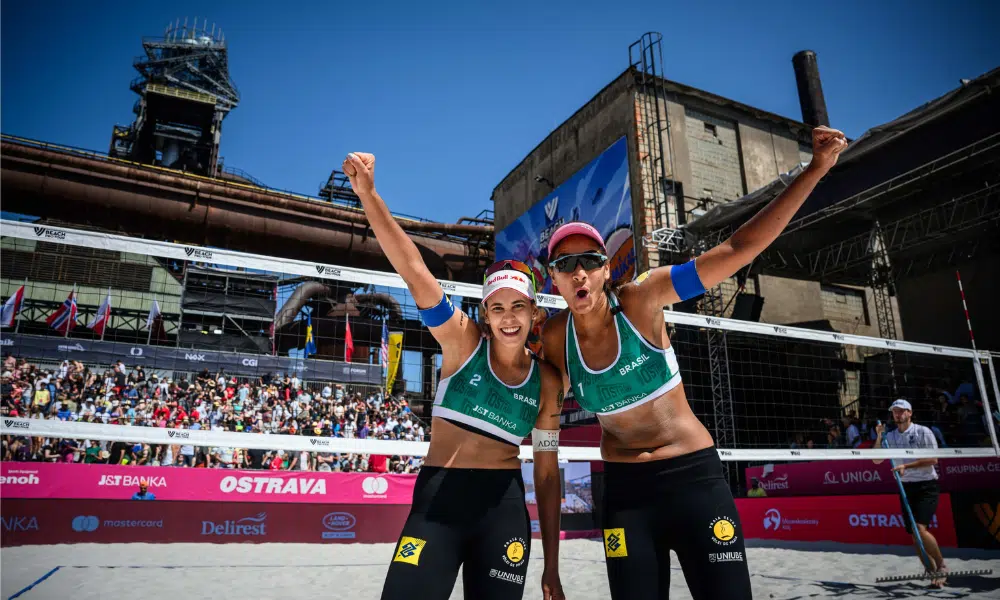 Duda e Ana Patrícia erguem os braços em comemoração pela campanha no Elite 16 de Ostava, etapa do Circuito Mundial de vôlei de praia