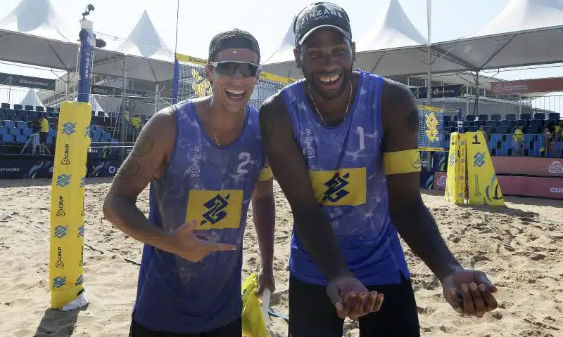 Na imagem, Evandro e Arthur Lanci comemoram a vitória.