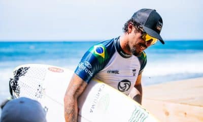 Filipe Toledo saindo da água após semifinais de El Salvador 2023