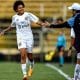 Na imagem, Yaya, do Santos, comemorando o gol contra o Flamengo pelo Brasileiro Feminino.