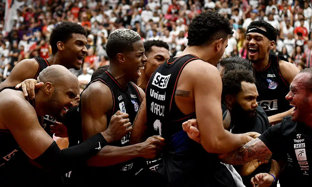 Na imagem, jogadores de Franca comemorando a cesta no último lance.