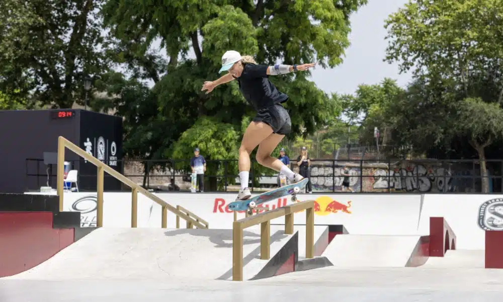 Gabi Mazetto fazendo manobra no corrimão durante o Pro Tour de Roma de Skate Street