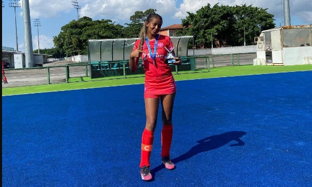 Na imagem, jogadora do Germania após partida de Hóquei Sobre a Grama.