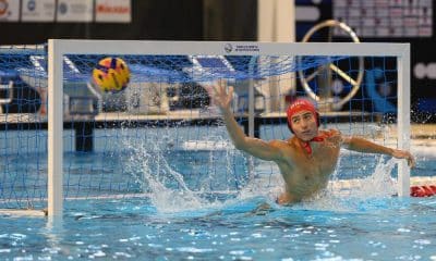 Goleiro do Brasil tenta fazer defesa no Mundial sub-20 de polo aquático masculino