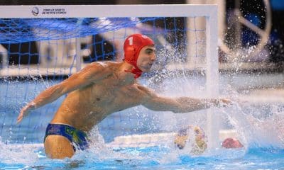 Goleiro do Brasil saltando para fazer defesa no jogo contra África do Sul pelo Mundial Sub-20 de polo aquático
