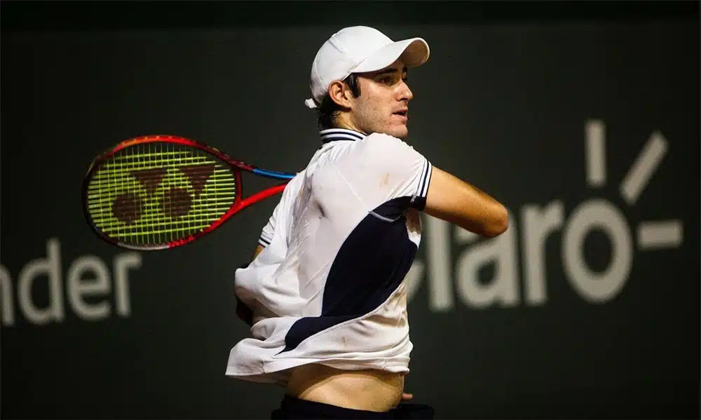 Na imagem, Gustavo Heide terminando o movimento de batida na bola com sua raquete. Challenger