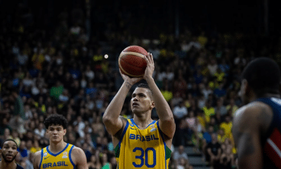 Rafael Hettsheimeir arremessa bola na Eliminatória para a Copa do Mundo de basquete. Brasil jogará amistosos