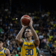 Rafael Hettsheimeir arremessa bola na Eliminatória para a Copa do Mundo de basquete. Brasil jogará amistosos