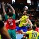 Hugo Monta, do Brasil, tenta finalizar enquanto é atrapalho por portugueses no Mundial Júnior de Handebol masculino