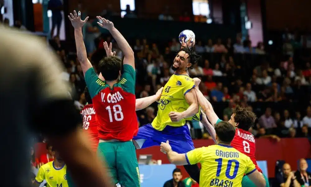 Hugo Monta, do Brasil, tenta finalizar enquanto é atrapalho por portugueses no Mundial Júnior de Handebol masculino