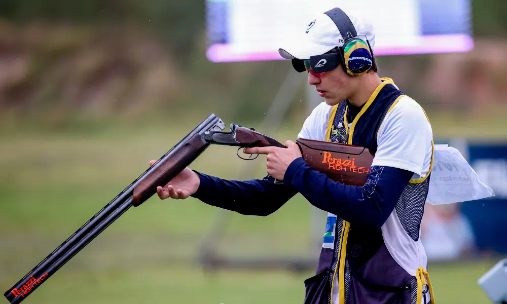 Hussein Daruich segura arma da fossa olímpica na Copa do Mundo Júnior de tiro esportivo. Jaison Santin