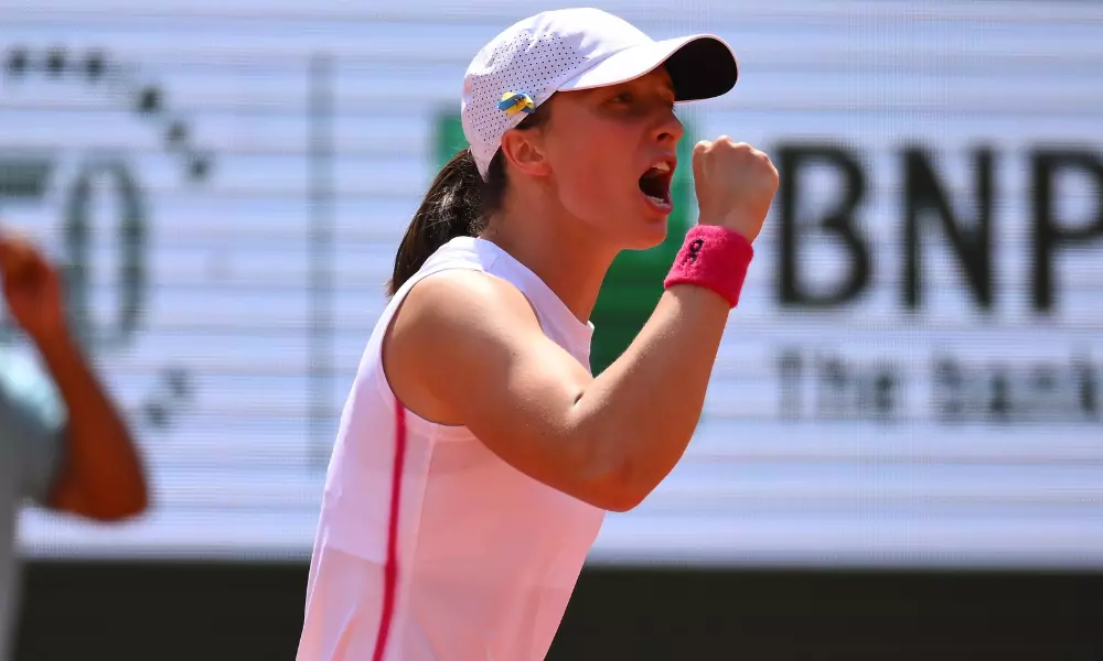 Iga Swiatek vibra com mais uma vitória e ida para a semifinal de Roland Garros
