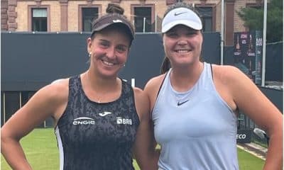 Ingrid Martins e Lidziya Marozava posam para foto na quadra do WTA 250 de Bad Homburg