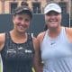 Ingrid Martins e Lidziya Marozava posam para foto na quadra do WTA 250 de Bad Homburg