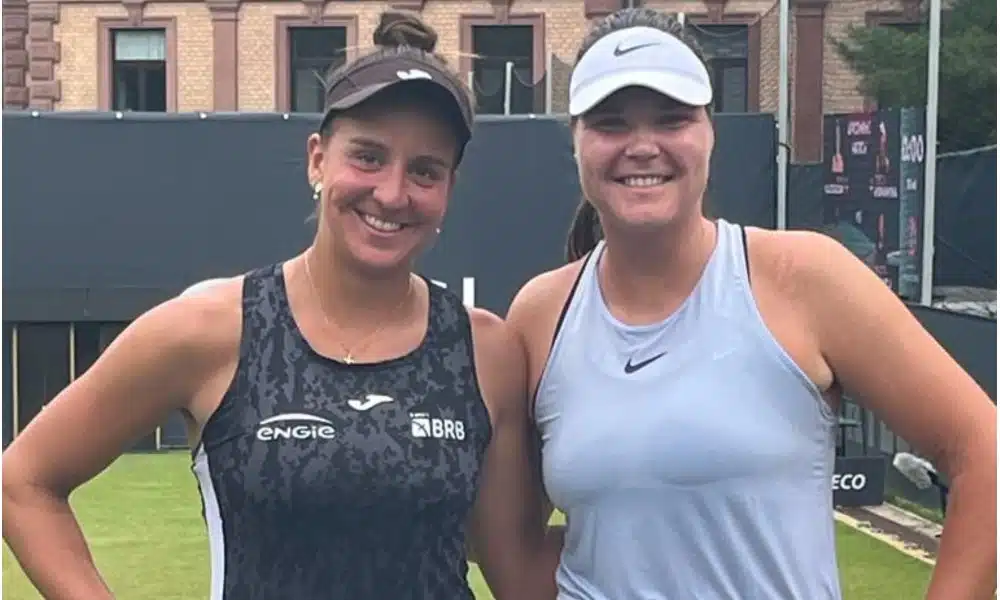 Ingrid Martins e Lidziya Marozava posam para foto na quadra do WTA 250 de Bad Homburg