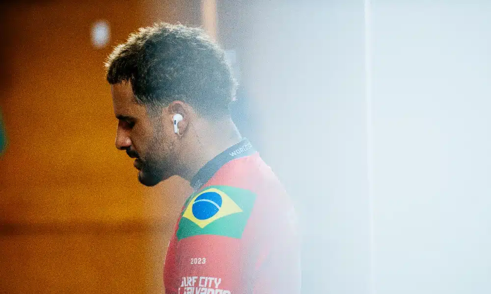 Ítalo Ferreira com fones de ouvido na etapa do Circuito Mundial de Surfe 2023
