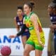 Iza Sangalli conduz bola no jogo da LBF entre Unimed Campinas e Unisociesc Blumenau