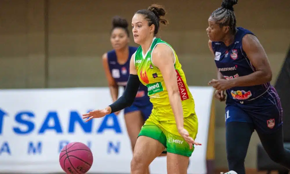 Iza Sangalli conduz bola no jogo da LBF entre Unimed Campinas e Unisociesc Blumenau