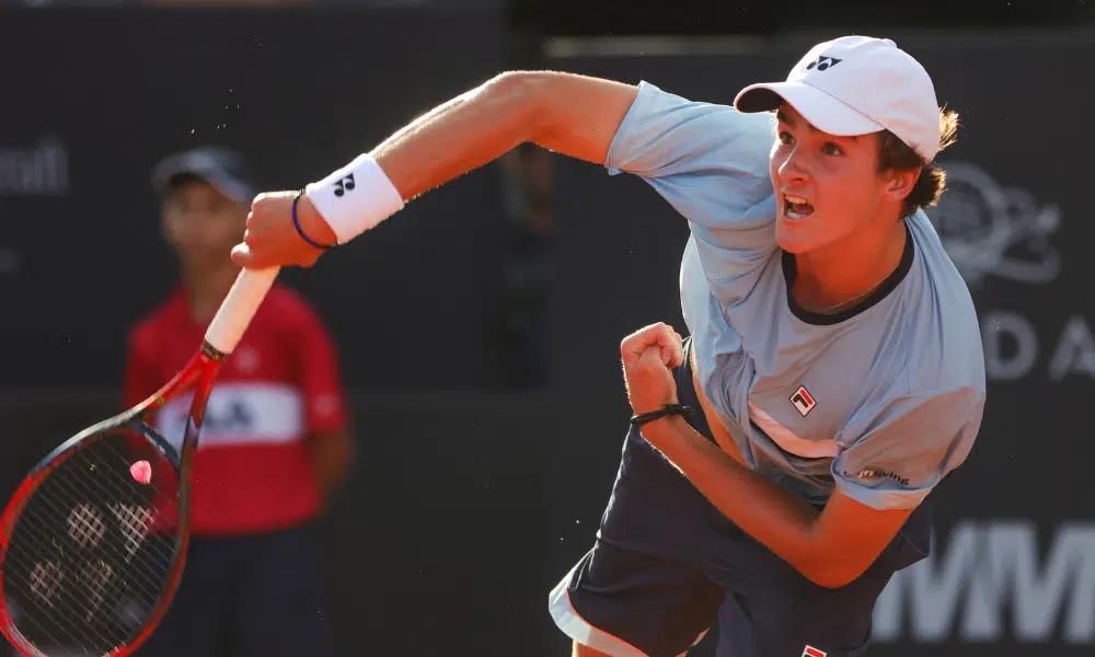 João Fonseca em ação no torneio juvenil de Roland Garros. Gustavo Almeida
