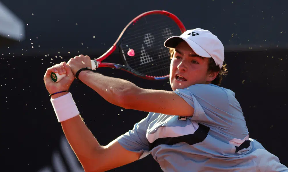 João Fonseca em ação no torneio juvenil do Grand Slam de Roland Garros US Open