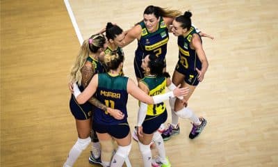 Jogadoras do Brasil comemoram ponto no jogo contra itália pela Liga das nações de Voleibol Feminino VNL Sul-Americano