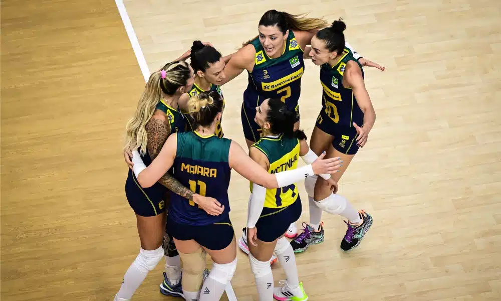 Jogadoras do Brasil comemoram ponto no jogo contra itália pela Liga das nações de Voleibol Feminino VNL Sul-Americano