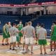 Jogadores brasileiros se reúnem no centro da quadra após o último treino antes da estreia no Mundial Sub-19 de basquete masculino contra o Japão