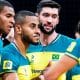 Jogadores do Brasil se reúnem para conversar durante o jogo contra o Japão pela Liga das Nações de Voleibol Masculino (VNL)