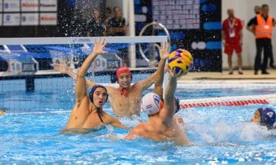Jogadores do Brasil tentam defender ataque de holandês no Mundial Sub-20 de polo aquático