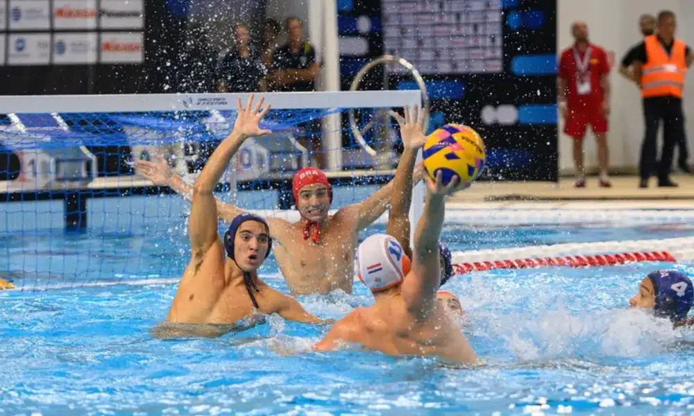 Jogadores do Brasil tentam defender ataque de holandês no Mundial Sub-20 de polo aquático