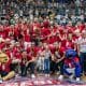 Jogadores do Sesi Franca posam para foto com troféu da temporada do NBB 2022-2023 CBB LNB