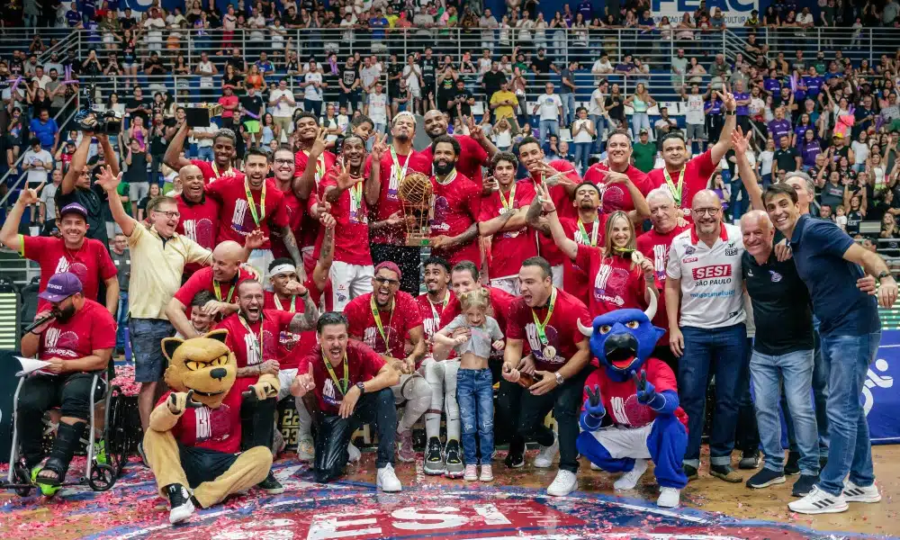 Jogadores do Sesi Franca posam para foto com troféu da temporada do NBB 2022-2023 CBB LNB
