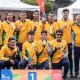 Jogadores e comissão técnica da Seleção Brasileira de futebol de cegos posam para foto no pódio do Parapan de Jovens, com a medalha de ouro