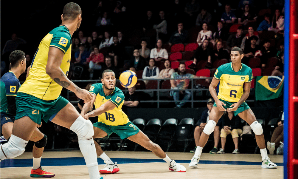 Lucarelli recepciona bola em jogo de Brasil contra a Argentina na Liga das Nações de vôlei masculino (VNL) ao vivo
